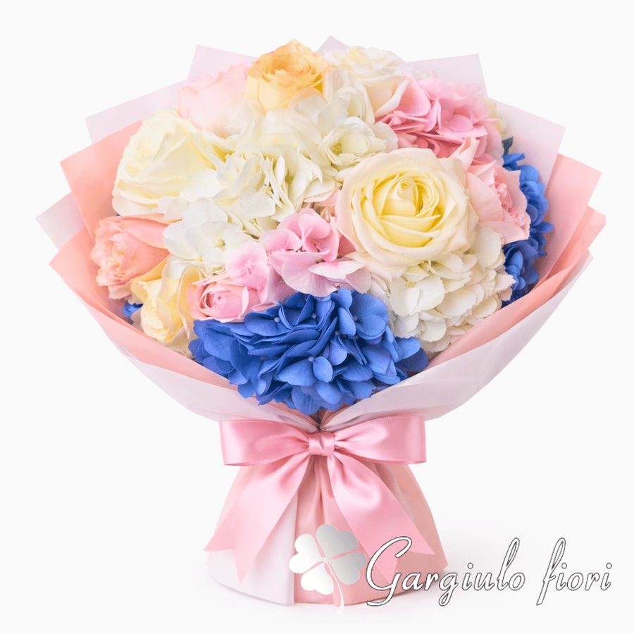Bouquet pastello con rose crema, rose rosa e ortensia azzurra, consegna a Napoli