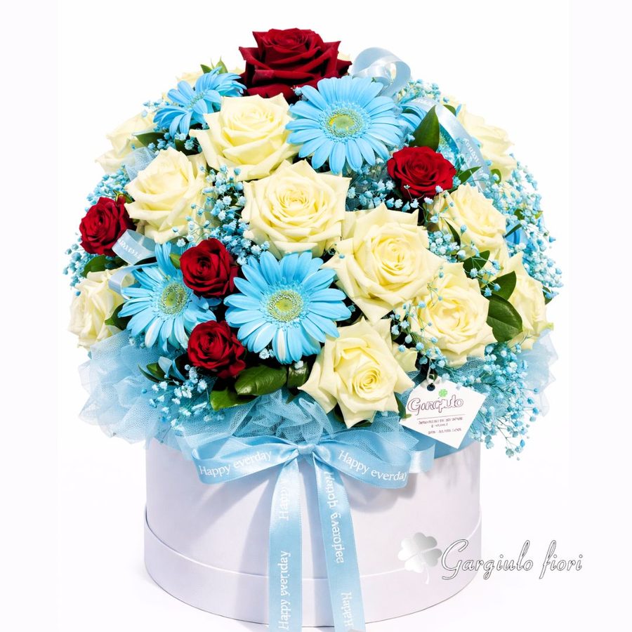 Bouquet di rose rosa con carta a cuori e fiocco bianco, consegna a Napoli