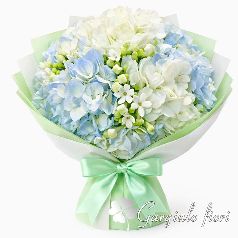 Bouquet di ortensie azzurre e bianche con fiocco verde menta, consegna a Napoli